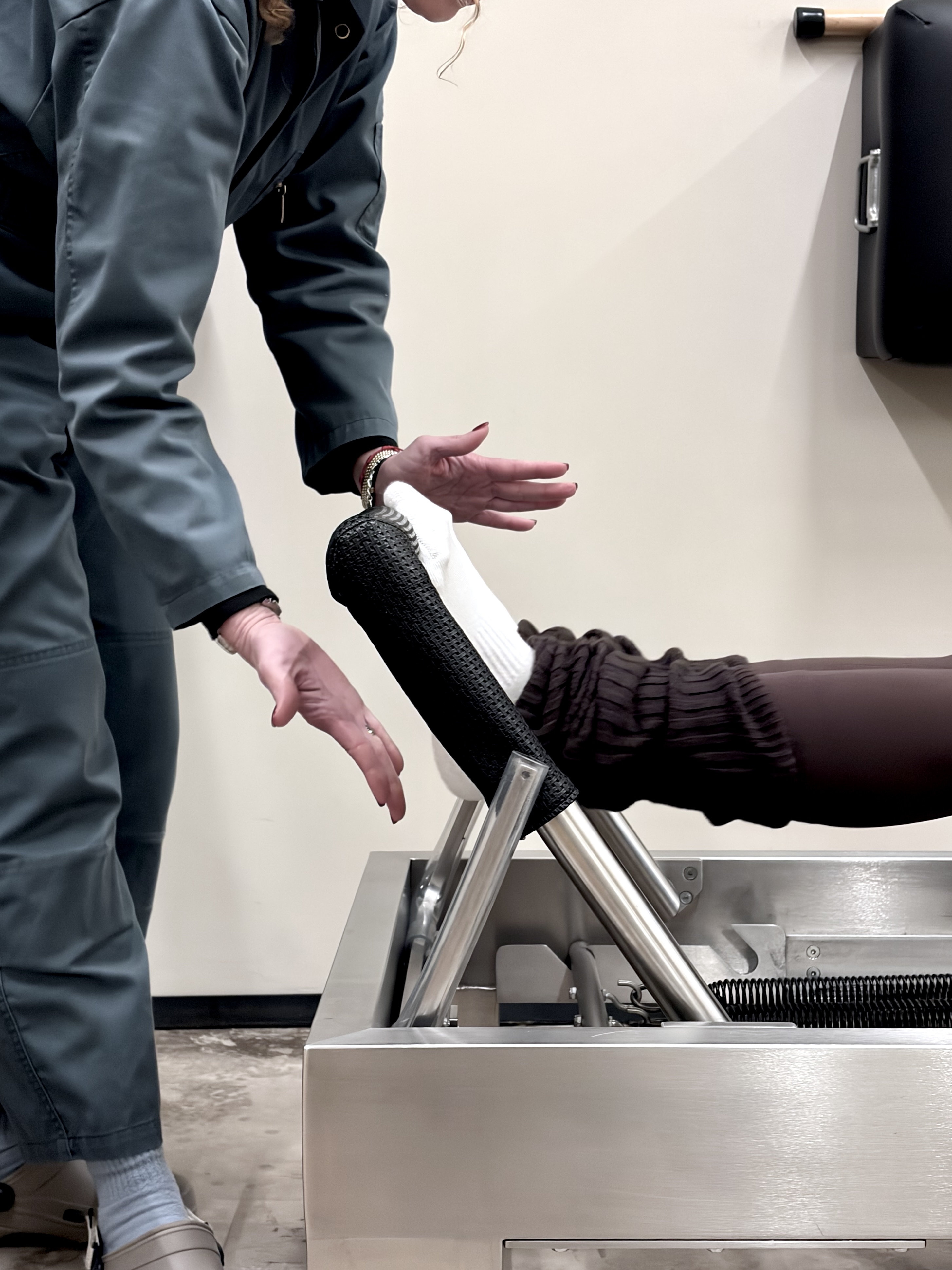 Profesora indicando a alumna de pilates